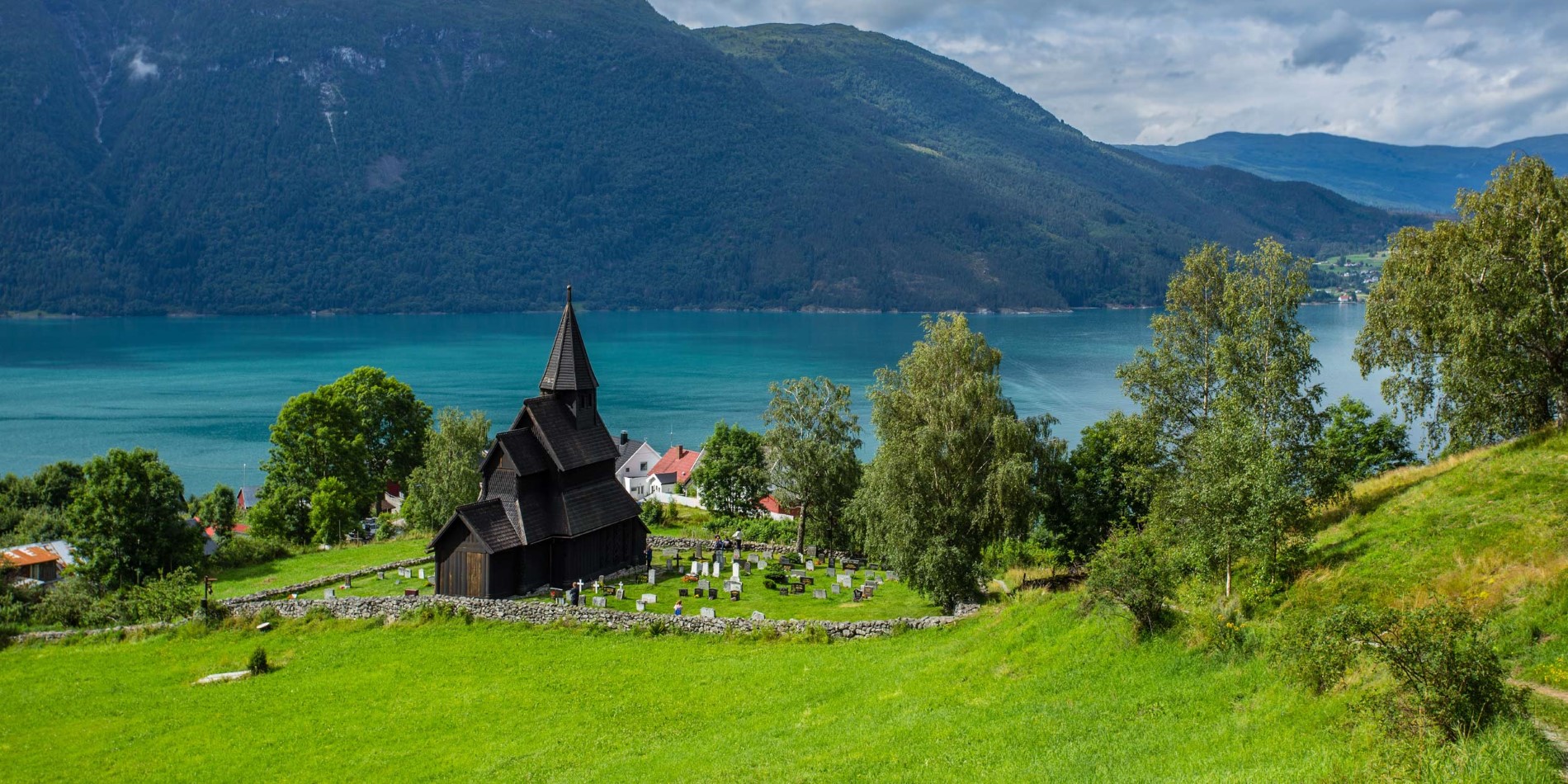 2500x1250_Urnes-Stave-Church_3_Sognefjorden-¬Oleg-Bakhirev_Shutterstock.jpg